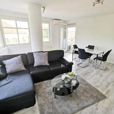 Apartment Bright, Spacious 3 Bedroom, Garage Budapest