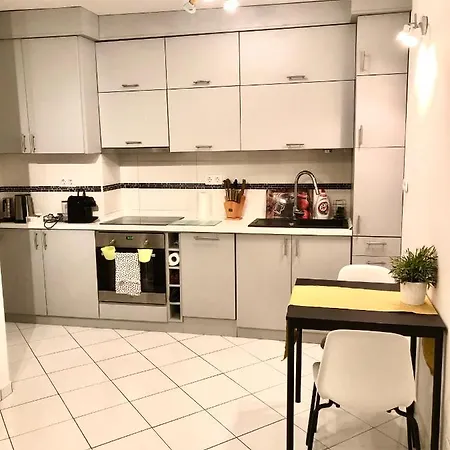 Apartment Bright, Spacious 3 Bedroom, Garage *