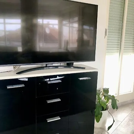 Bright, Spacious 3 Bedroom, Garage Apartment Budapest