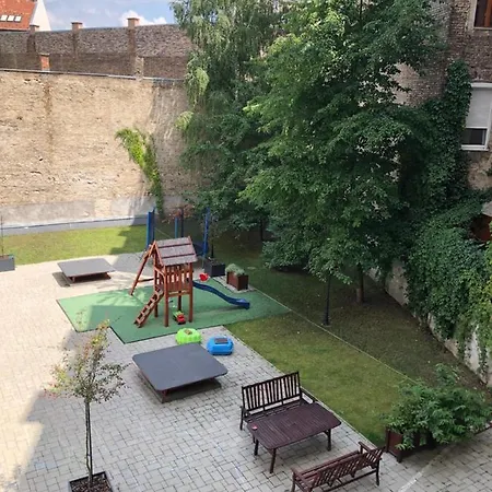 Bright, Spacious 3 Bedroom, Garage * Budapest